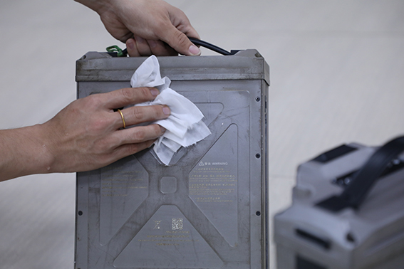 Wipe the surface of the battery and the residues on the panel with a damp cloth.