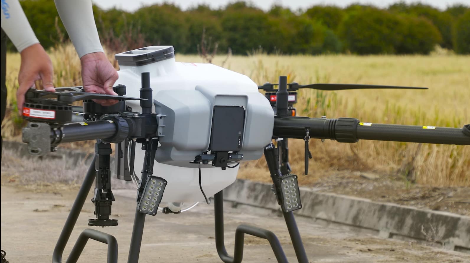 Hug-folding UAV design, takes up little space, convenient for transportation
