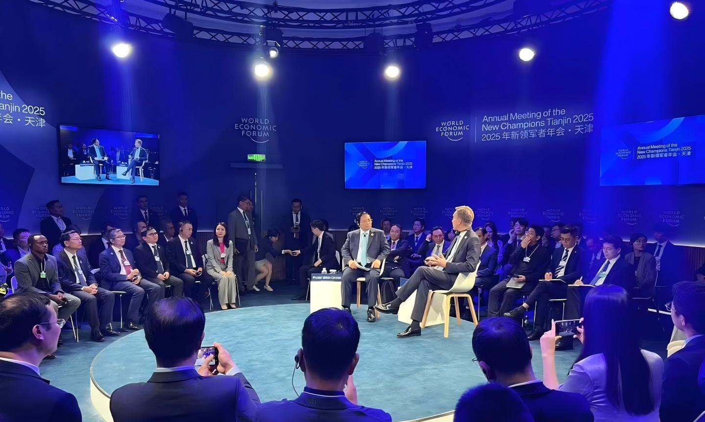 Zhang Yu, director ejecutivo de TopXGun Robotics, asiste al Foro de Davos de verano de 2025