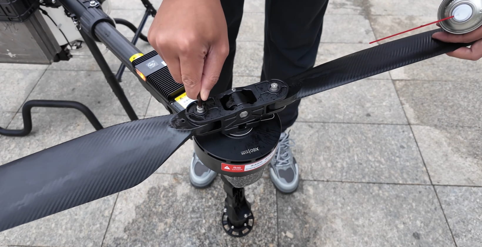 Loosen the propeller's fixing screws