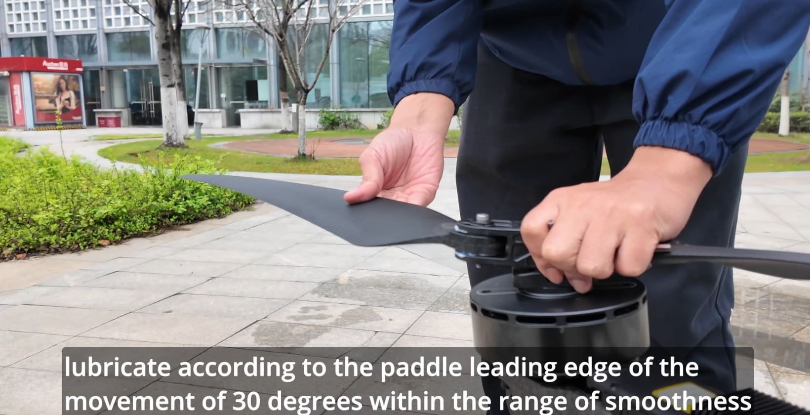 Pinch the paddle clamp, up and down to move the paddle paddle till there's no gap, lubricate according to the paddle leading edge of the movement of 30 degrees within the range of smoothness.